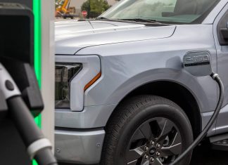 Jak długo ładować akumulator prostownikiem – informator prawidłowego podłączenia Akumulator samochodowy należy ładować prostownikiem przez 8-12 godzin prądem około 10% pojemności