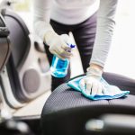 Do czyszczenia kokpitu użyj specjalnych preparatów i mikrofibry