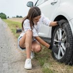 Zatrzymaj się na pasie awaryjnym i włącz światła ostrzegawcze