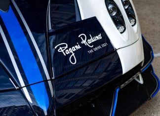 Pagani huayra – włoski supersamochód z silnikiem v12 mercedes-amg o mocy 730 km a close up of a blue and white sports car