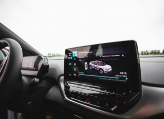 Ładowanie indukcyjne telefonu w samochodzie – kompatybilność i skuteczność technologii ładowarka indukcyjna