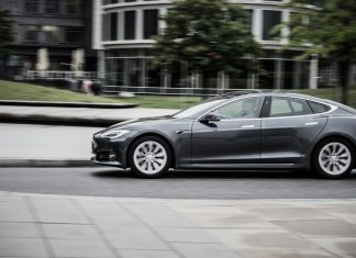 Tesla Model S Plaid – Gdy 1020 KM i 2.1s do setki to dopiero początek mocy panning photography of sedan