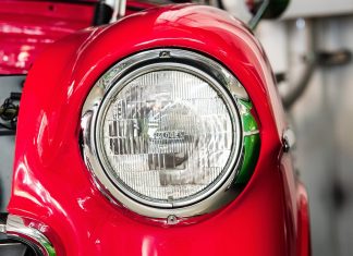 Komis samochodowy od kulis: zasady działania, prowizje i proces sprzedaży aut używanych Komis skupuje i sprzedaje używane samochody, pośrednicząc między właścicielami a potencjalnymi kupującymi