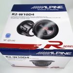 alpine-swr-12d4-poteznie-wstrzasa-calym-samochodem