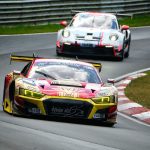 Zawodnicy driftingu rywalizują w punktowanych przejazdach parami na torze wyścigowym