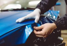 Profesjonalna aplikacja folii samochodowej na przetłoczenia i zaokrąglenia karoserii – precyzyjne wykończenie embossments