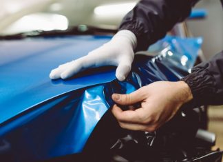 Profesjonalna aplikacja folii samochodowej na przetłoczenia i zaokrąglenia karoserii – precyzyjne wykończenie embossments