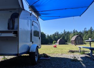 Luksusowa przyczepa kempingowa z markizą – luksusowy wypoczynek na świeżym powietrzu markiza daje cien przy przyczepie kempingowej