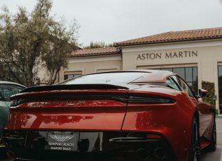 Aston Martin Vulcan – moc, osiągi i specyfikacja techniczna supersamochodu wartego 2.3 mln dolarów red car parked near building during daytime
