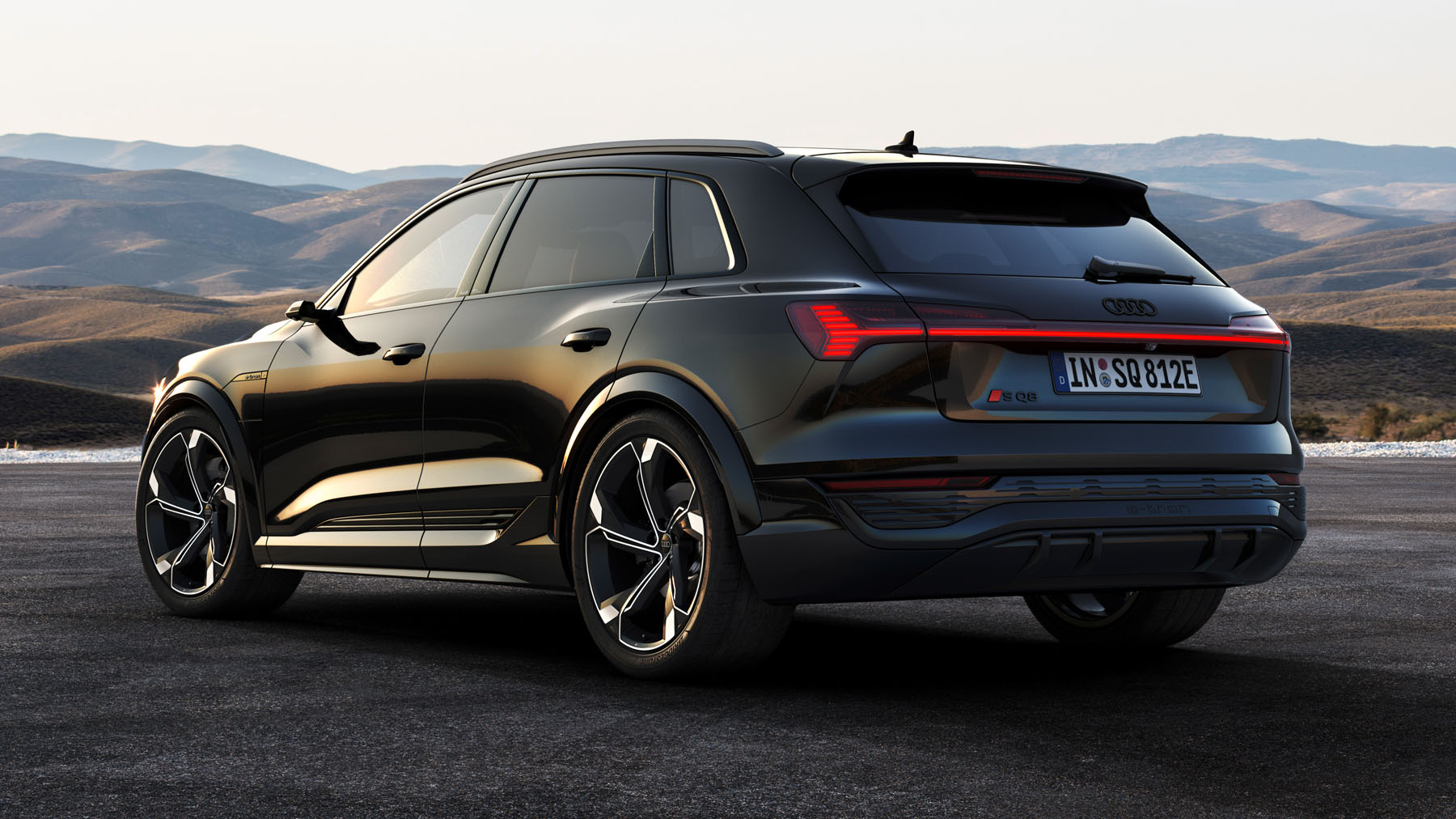 elektryczny suv audi e-tron jest pierwszym w pełni akumulatorowym modelem marki luksusowy elektryczny suv z niemieckiej stajni audi