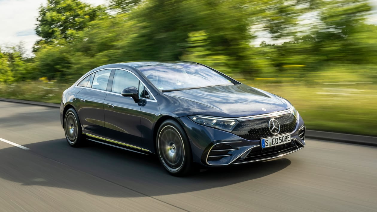 mercedes eqs przejedzie nawet 700 kilometrów na jednym ładowaniu baterii luksusowa elektryczna limuzyna mknie autostradą przez europę