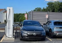 Elektryczny luksus w harmonii z naturą – przygoda podróżowania Mercedesem EQS na szlakach Europy Luksusowy Mercedes EQS bezszelestnie sunie autostradą, pochłaniając kolejne setki elektrycznych kilometrów