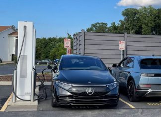 Elektryczny luksus w harmonii z naturą – przygoda podróżowania Mercedesem EQS na szlakach Europy Luksusowy Mercedes EQS bezszelestnie sunie autostradą, pochłaniając kolejne setki elektrycznych kilometrów