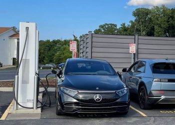 Luksusowy Mercedes EQS bezszelestnie sunie autostradą, pochłaniając kolejne setki elektrycznych kilometrów