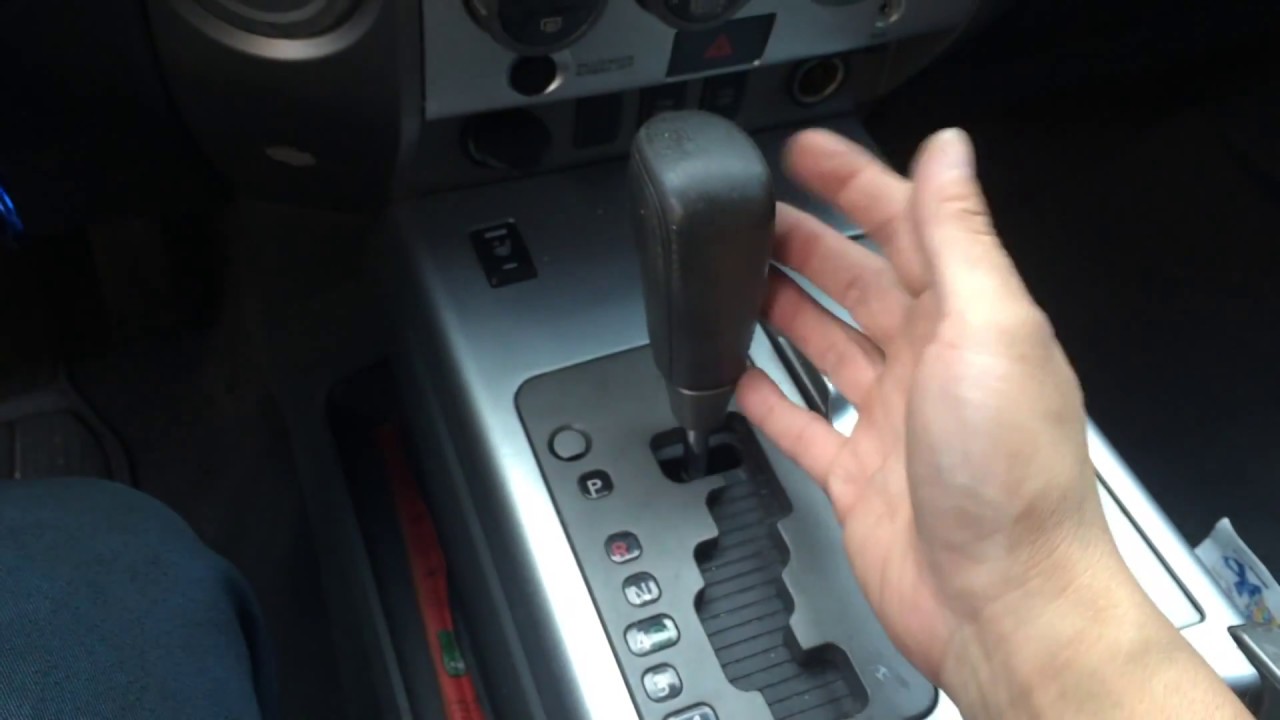 mechanik wymienił zużyte części synchronizatora biegu wstecznego w skrzyni biegów mechanik wymienia zużyte synchronizatory biegu wstecznego