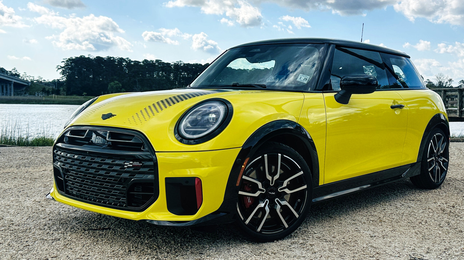 mini jcw to najmniejszy i najszybszy hot hatch w swojej klasie mini jcw mknie szybko niczym pocisk drogowy