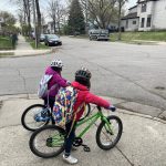 noś kask i odblaski na rowerze