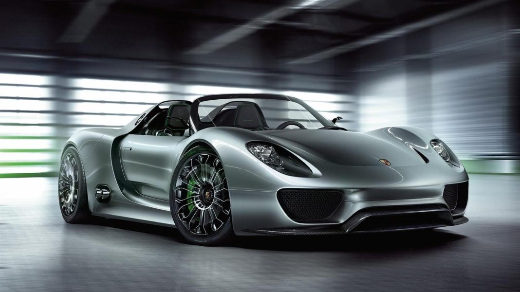 Hybrydowe Porsche 918 Spyder przewyższa osiągami swoich konkurentów McLarena P1 i Ferrari LaFerrari