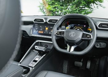 Utrzymuj stałą prędkość i przewiduj sytuację na drodze, aby maksymalnie wykorzystać tryb elektryczny