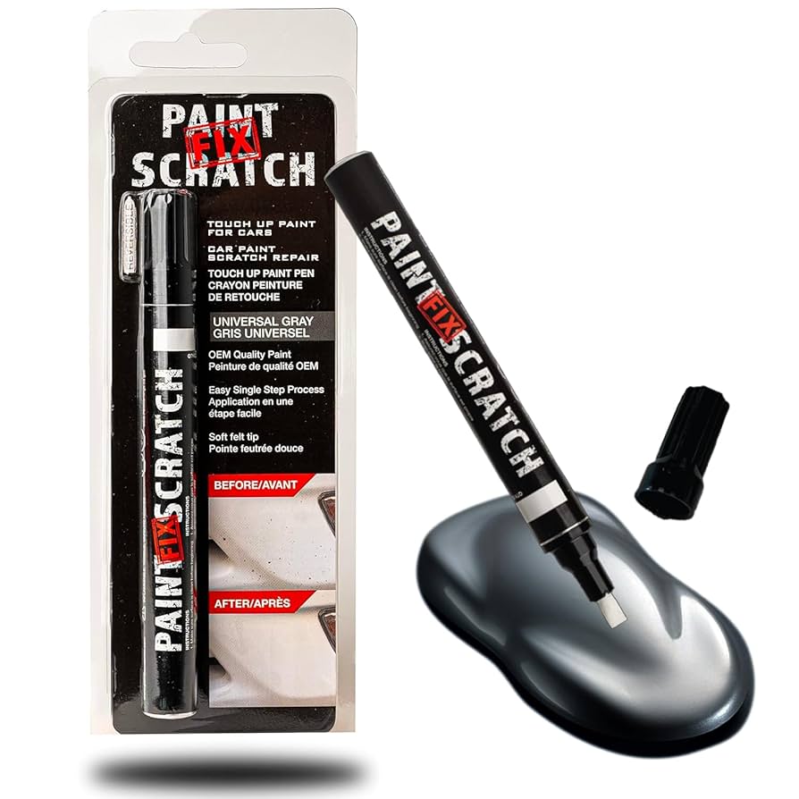 palce wcierające kredkę w rysę okrężnymi ruchami na lakierze