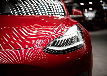 błyszczący czerwony samochód z ceramiczną powłoką na lakierze w garażu