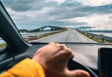 Kierownica drży przy hamowaniu – skąd te drgania i czy winne są tarcze, klocki, a może zawieszenie? kierowca trzyma drżącą kierownicę podczas intensywnego hamowania autem na ruchliwej drodze