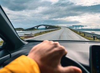 Kierownica drży przy hamowaniu – skąd te drgania i czy winne są tarcze, klocki, a może zawieszenie? kierowca trzyma drżącą kierownicę podczas intensywnego hamowania autem na ruchliwej drodze