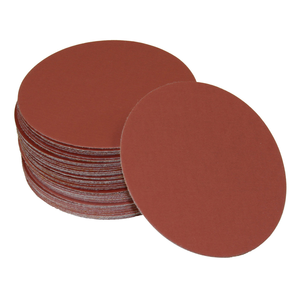 close-up mocno zmatowiałych plastikowych reflektorów samochodu pokrytych drobnymi rysami