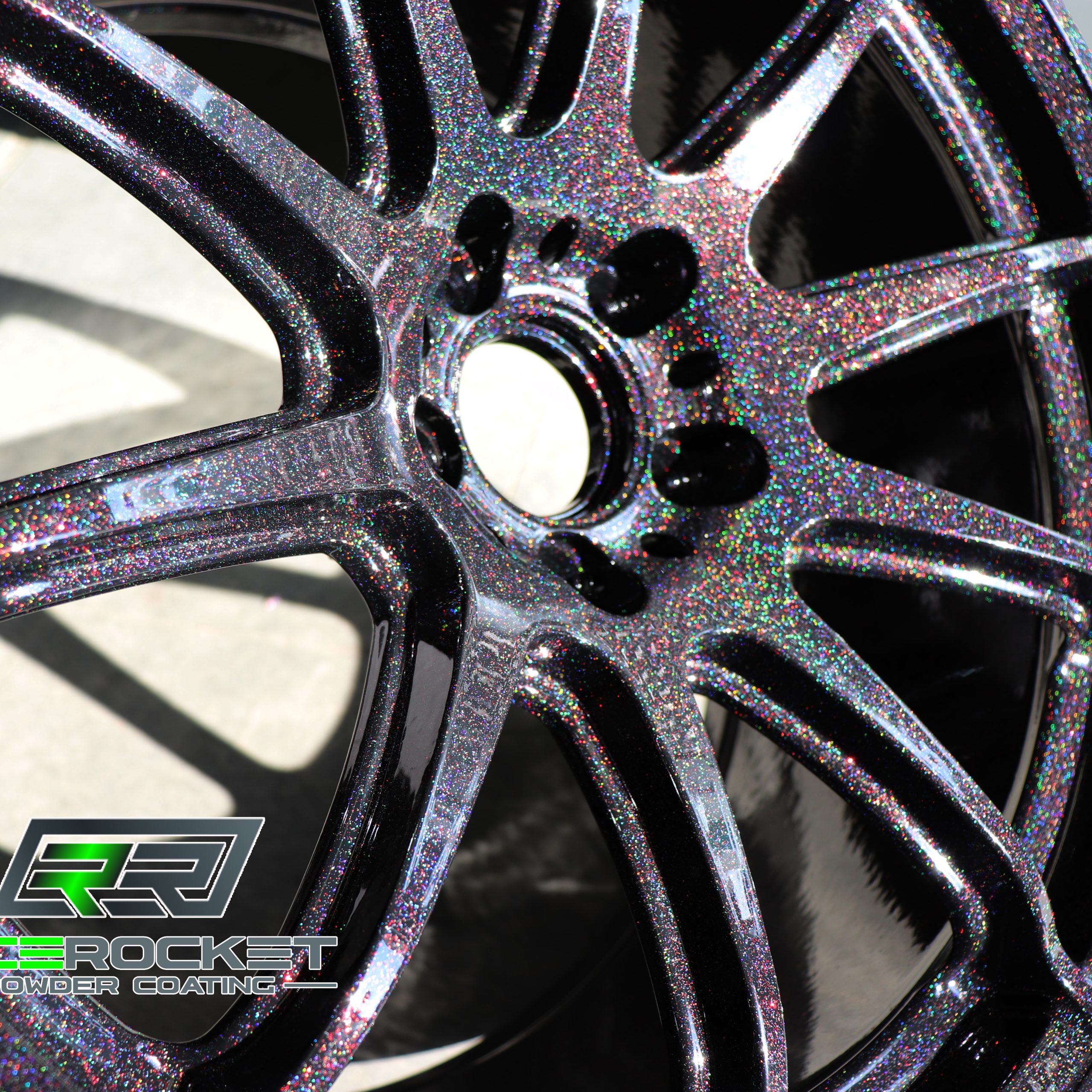 mężczyzna demontujący oponę z aluminiowej felgi za pomocą maszyny warsztatowej