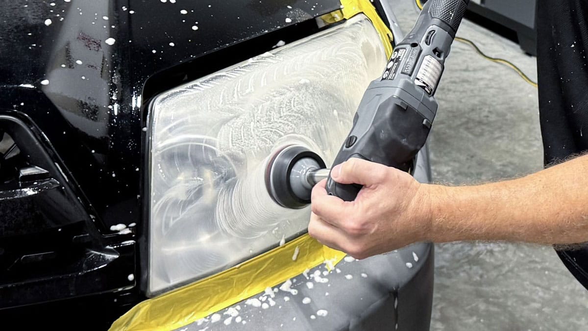 błyszczący czysty reflektor po polerowaniu pastą oświetlony w słońcu