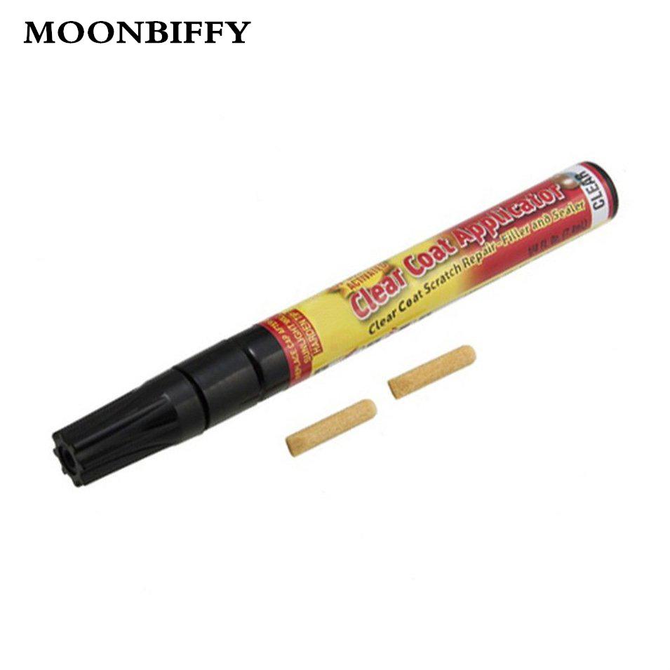 butelka z płynem do mycia karoserii obok gąbki i wiadra z wodą