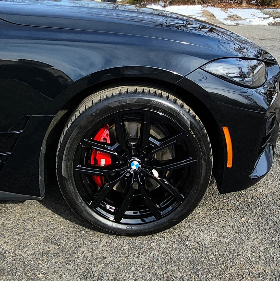 felga zanurzona w chemikaliach w plastikowej wannie do odtłuszczania