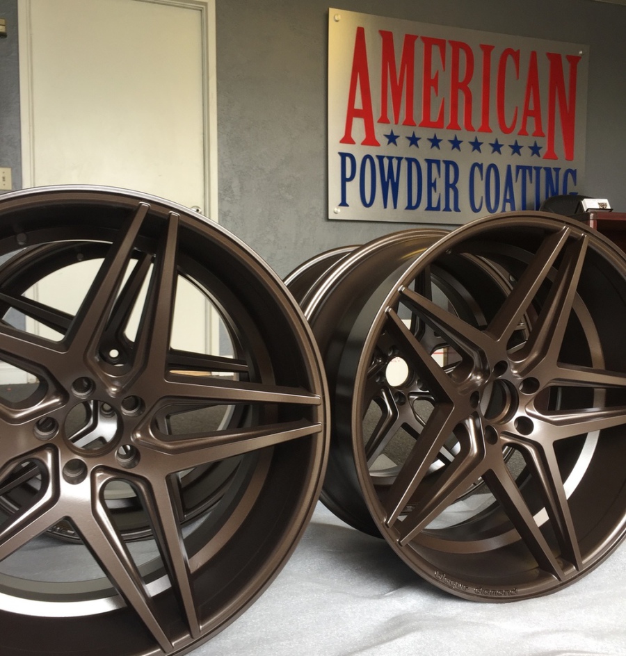 gruba warstwa kolorowego proszku osiadająca równomiernie na powierzchni felgi