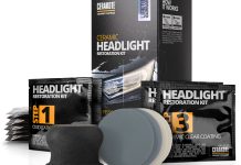 Pasta, papier ścierny, polerka – która metoda przywraca reflektorom fabryczny blask? samochód z zmatowiałymi reflektorami zaparkowany w garażu przed polerowaniem