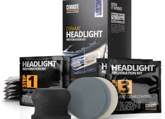 Pasta, papier ścierny, polerka – która metoda przywraca reflektorom fabryczny blask? samochód z zmatowiałymi reflektorami zaparkowany w garażu przed polerowaniem