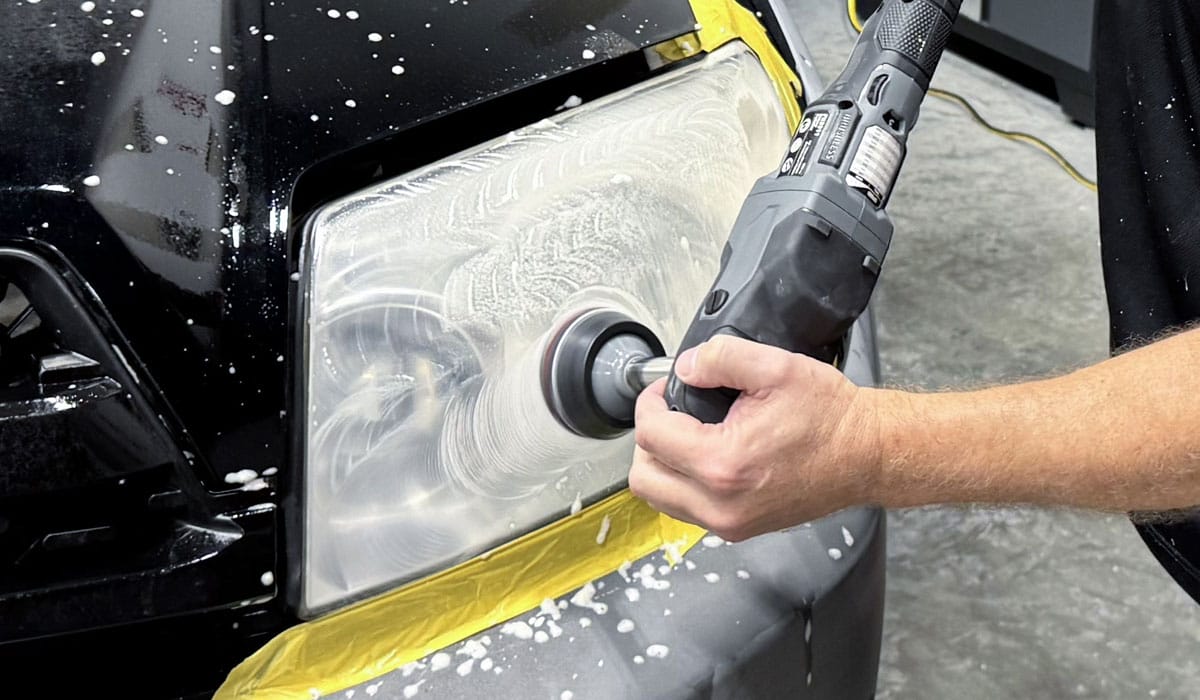 drobny papier ścierny 2000 wygładzający powierzchnię reflektora po wstępnym szlifowaniu