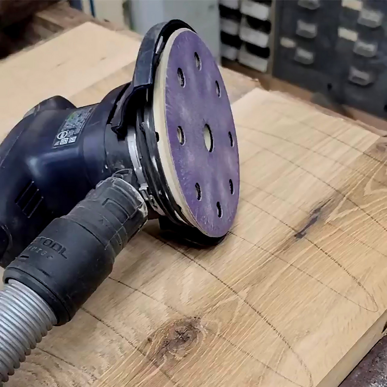 mężczyzna polerujący reflektor okrężnymi ruchami miękką szmatką z pastą