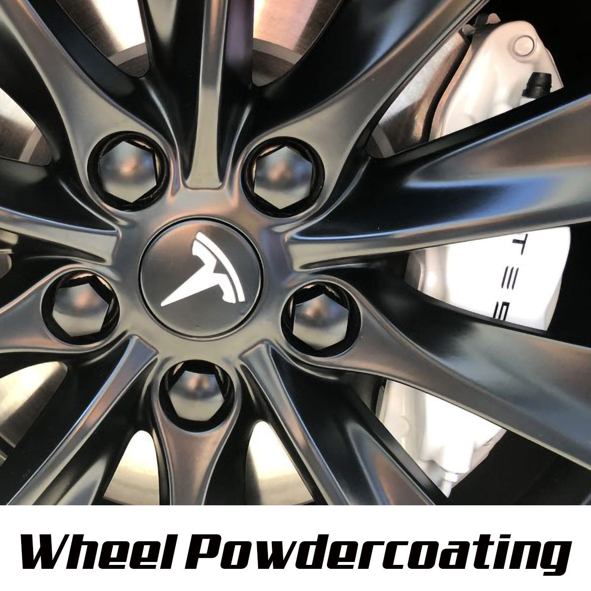 kilka felg zawieszonych na hakach wewnątrz gorącego pieca przemysłowego