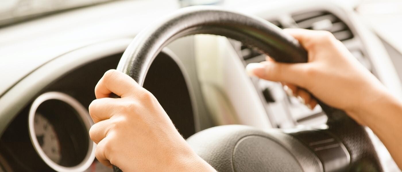 mechanik mierzy bębenkiem grubość tarczy hamulcowej w podnośniku