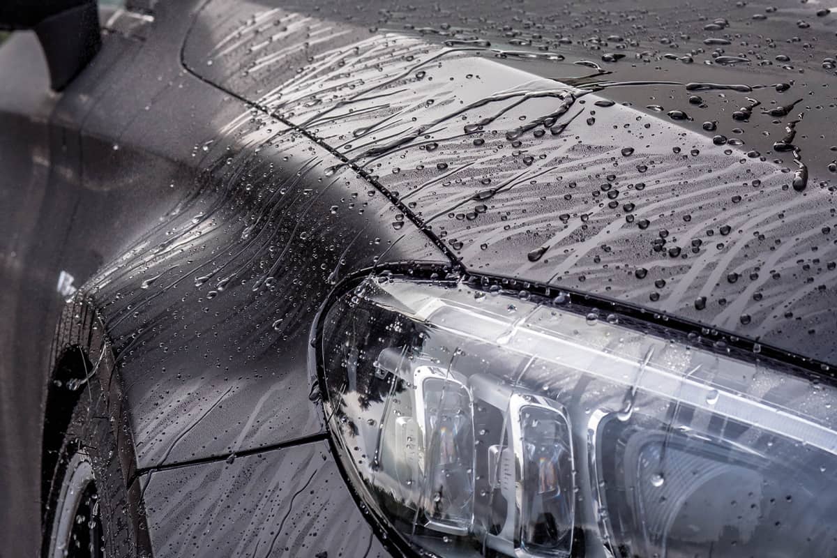 mycie auta pod ciśnieniem woda spływa z lakieru bez smug