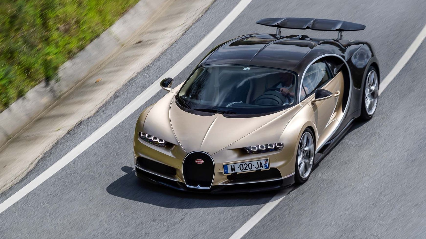 Niesamowite wrażenia z jazdy supersamochodem Emocje za kierownicą Bugatti Chiron wartym 15 milionów