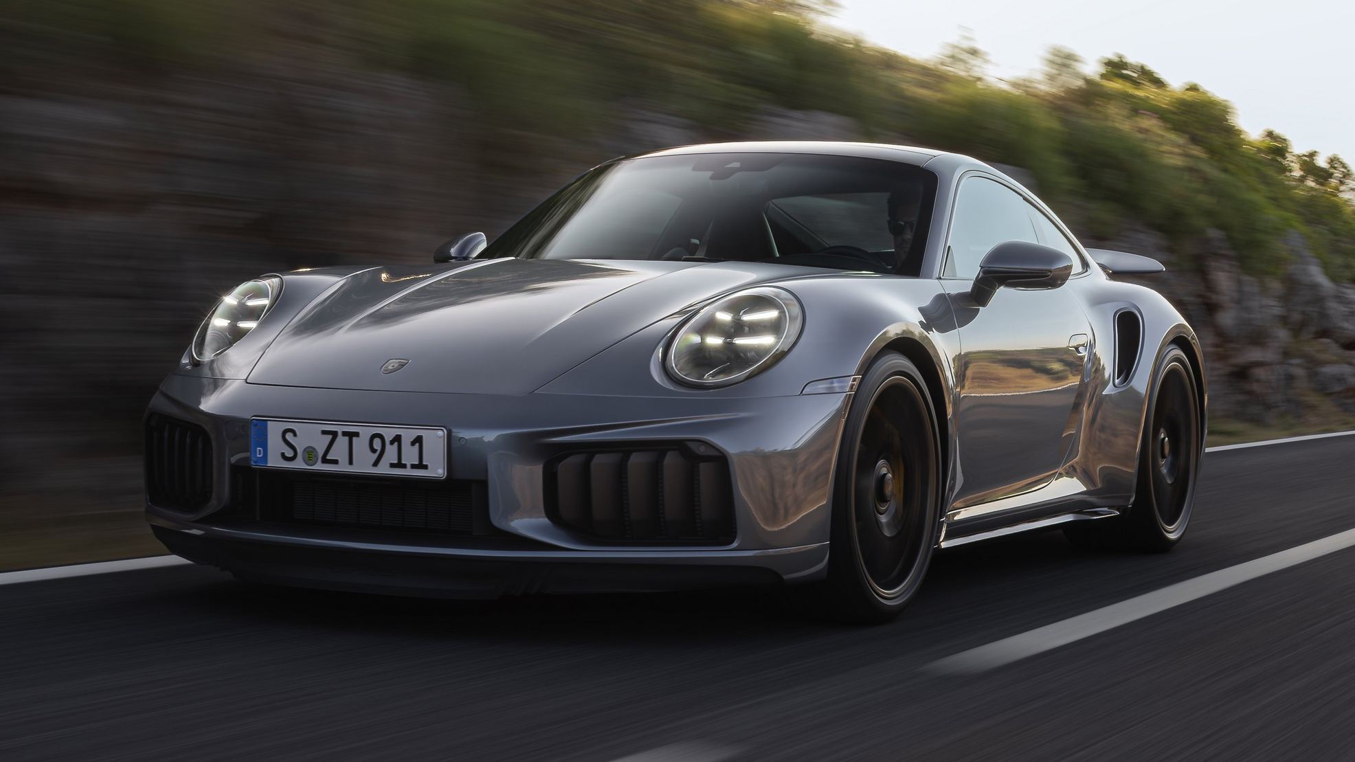 Maksymalne przyspieszenie sportowego samochodu od razu Porsche 911 Turbo S z uruchomionym Launch Control na suchym asfalcie