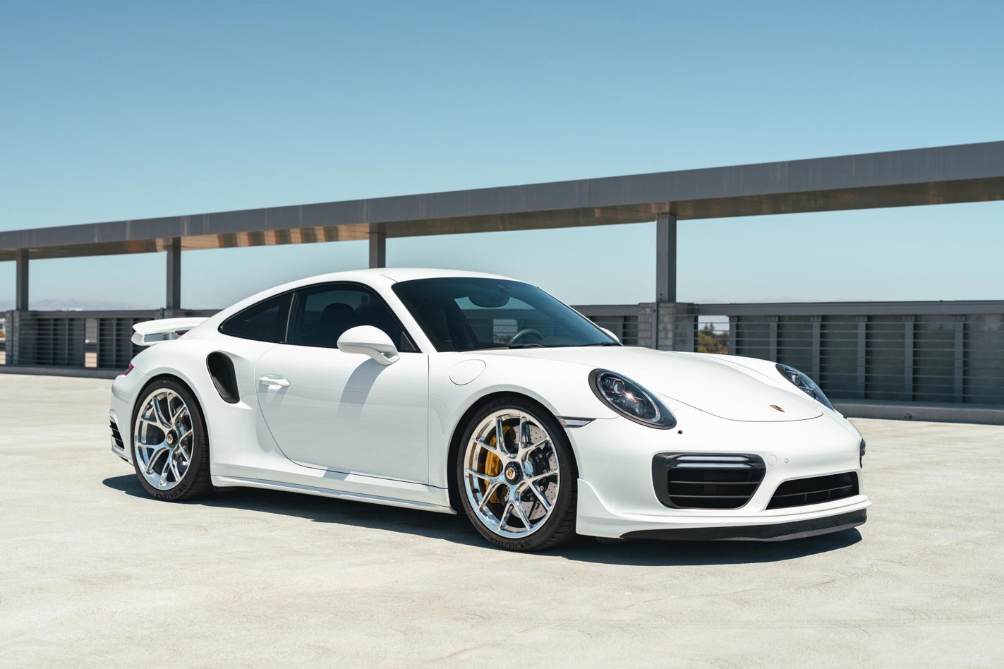 Agresywne prowadzenie w mieście dzięki aktywnemu napędowi Porsche 911 Turbo S na miejskich ulicach w czasie dynamicznej jazdy