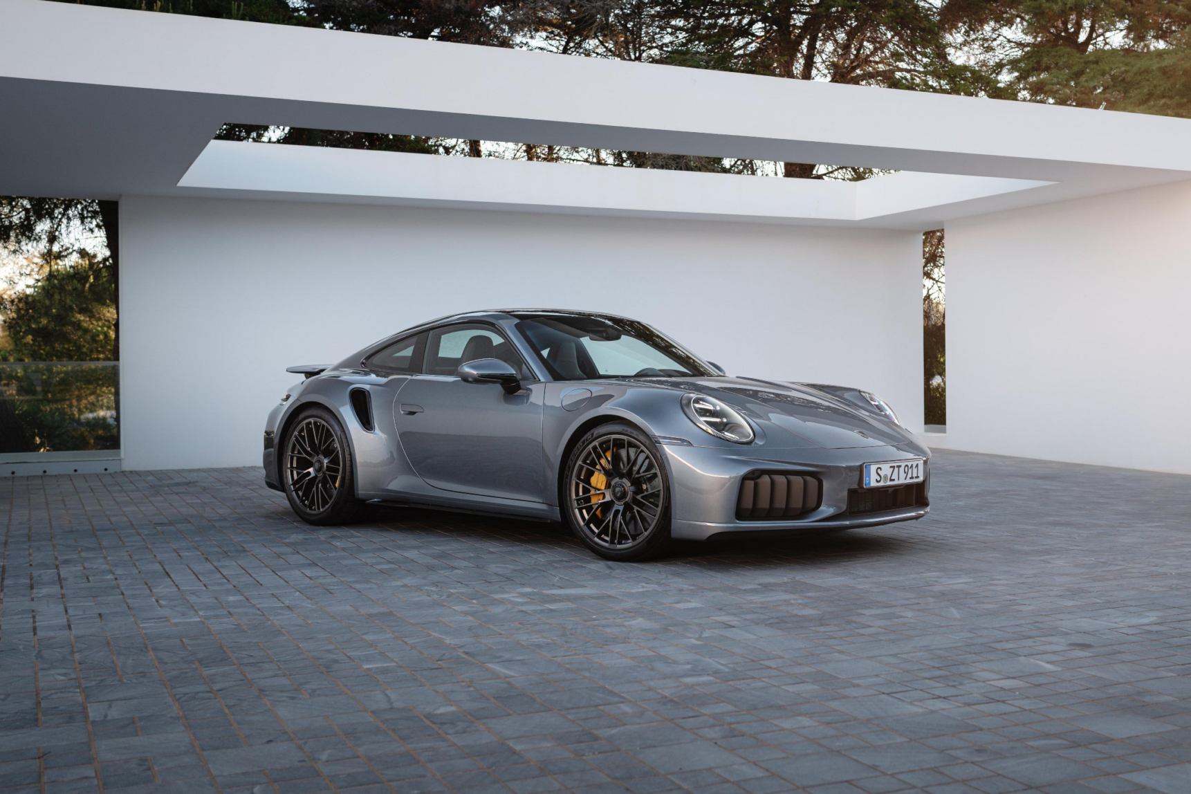 Luksusowa kabina sportowego auta dostosowana do codziennej jazdy Wnętrze Porsche 911 Turbo S z wysokiej jakości materiałami i cyfrowym kokpitem