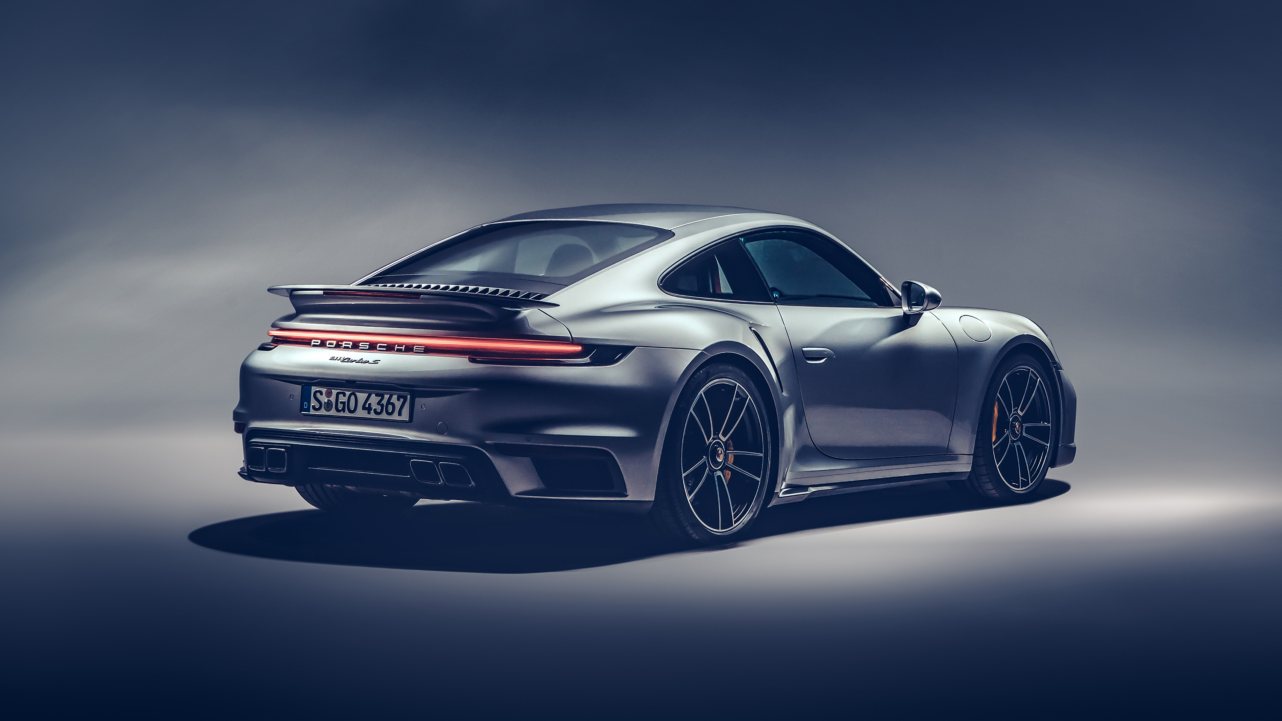 Wygoda i technologie w supersamochodzie Luksusowe sportowe fotele w kabinie Porsche 911 Turbo S z ekranami cyfrowymi