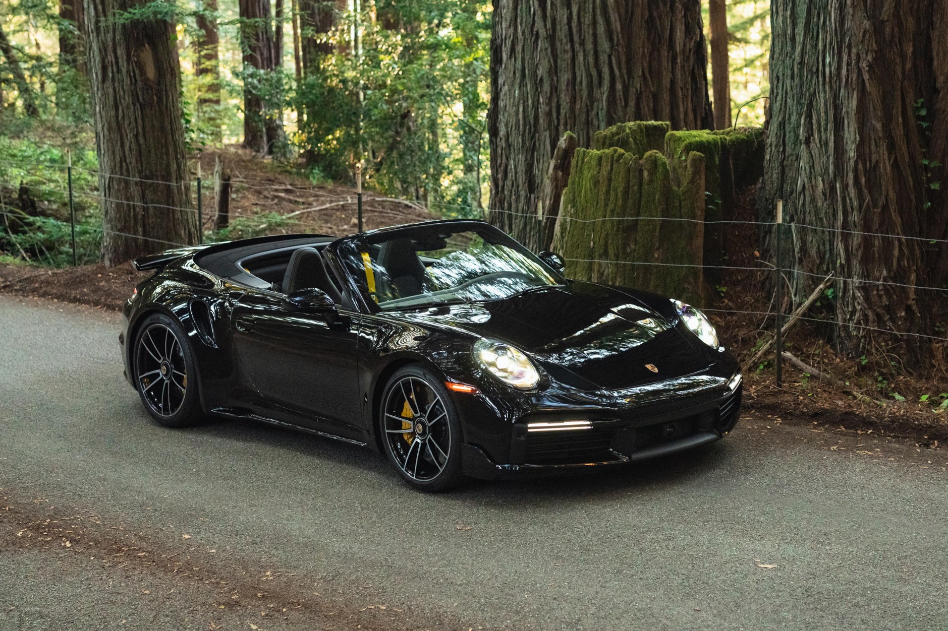 Stabilność i moc dzięki systemowi AWD Porsche 911 Turbo S z napędem na cztery koła w czasie pokonywania zakrętu