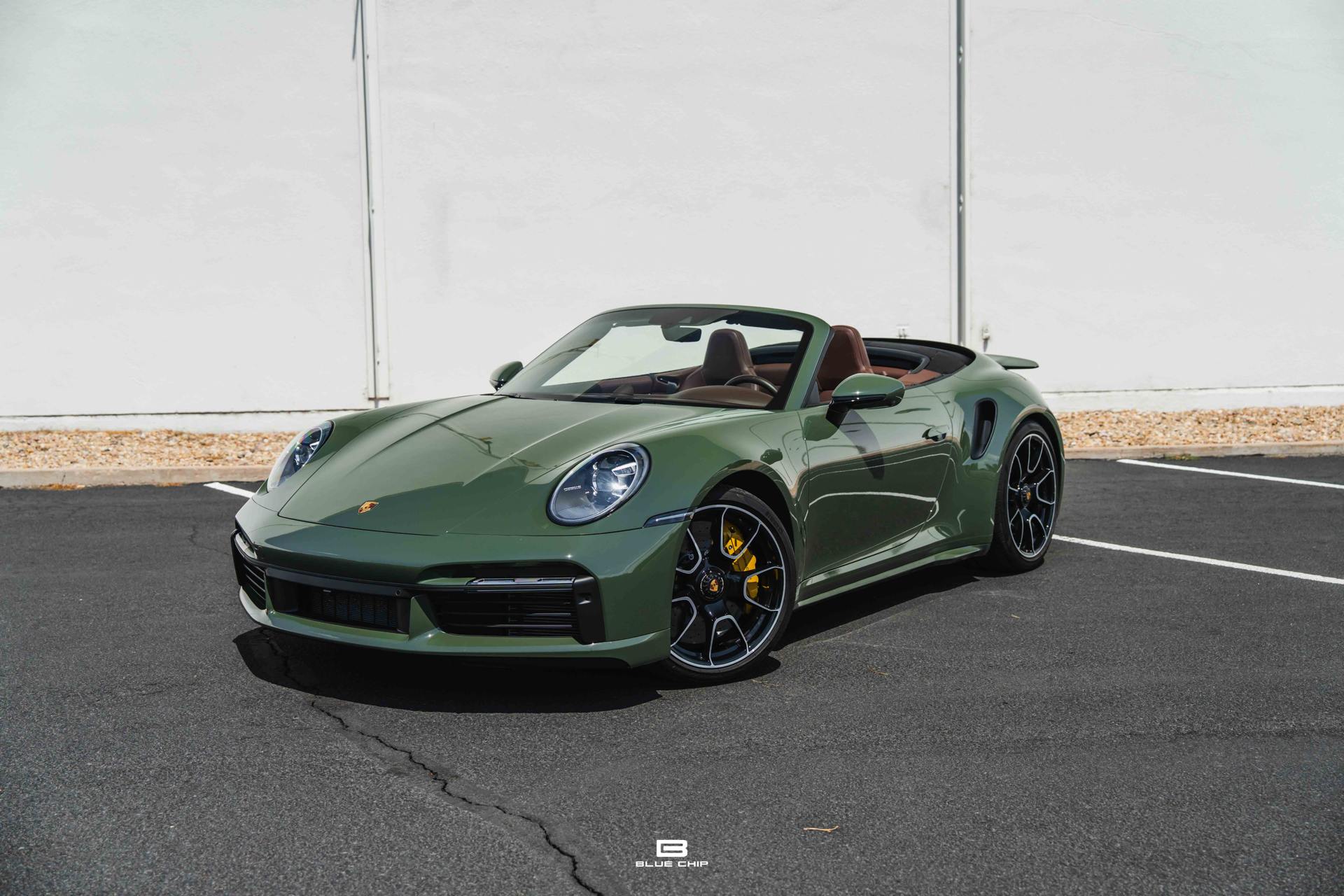 Komfortowe wnętrze sportowego Porsche do szybkich podróży Porsche 911 Turbo S w fotelu kierowcy z widokiem na wnętrze kabiny