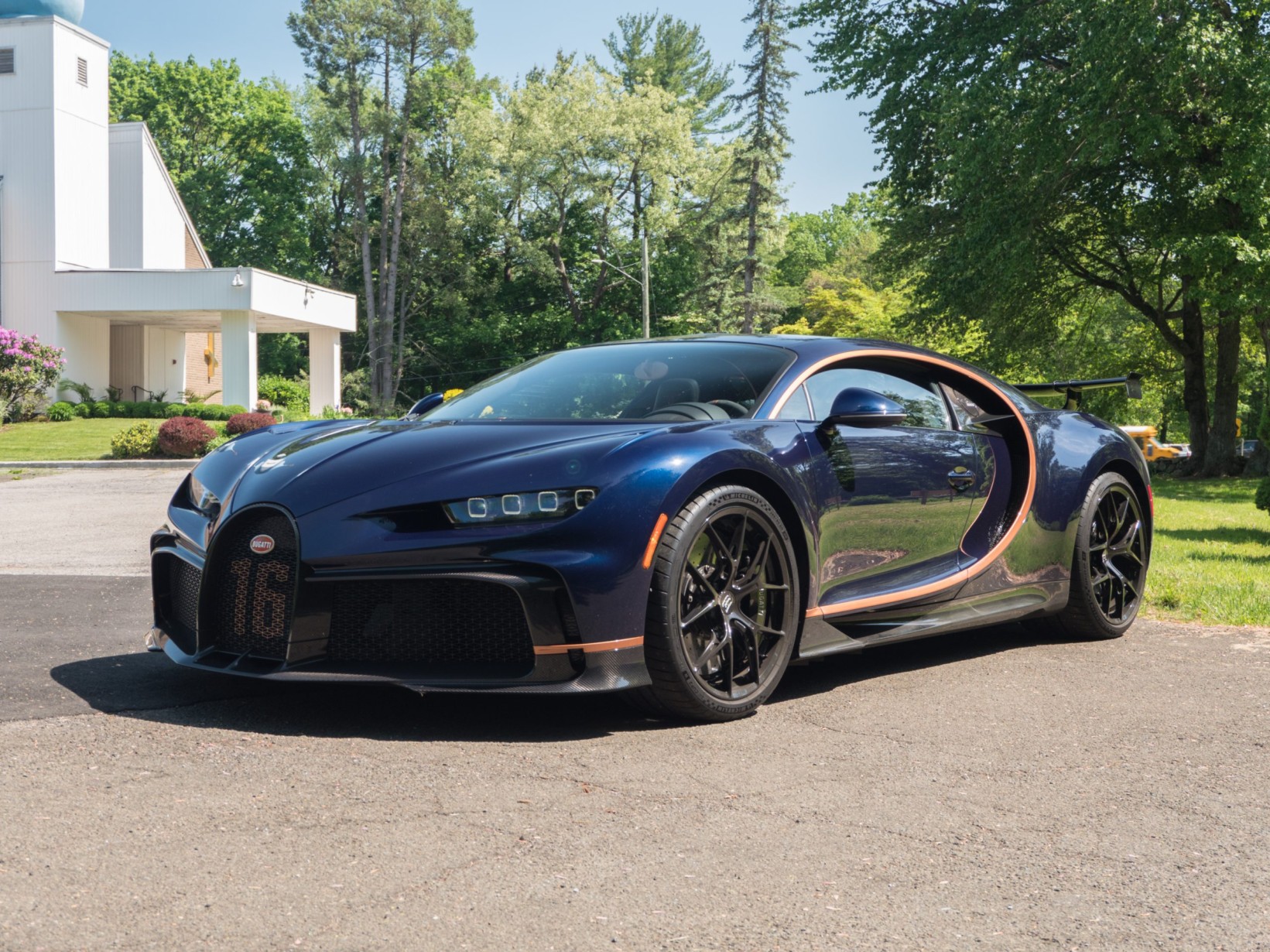Perfekcyjna widoczność i użyteczność w hiperklasie Widok zza kierownicy Bugatti Chiron na desce rozdzielczej
